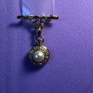 Vintage Gold plated brooch w/ pearl opening